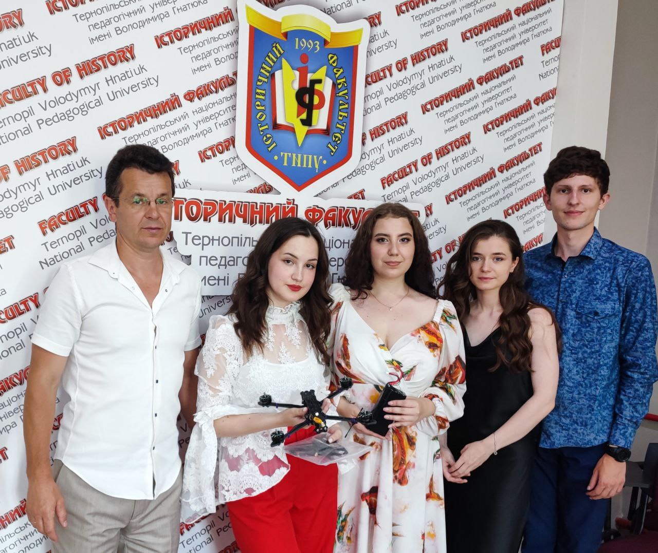 Дрон, куплений бакалаврами для ЗСУ.  Гідна традиція історичного факультету